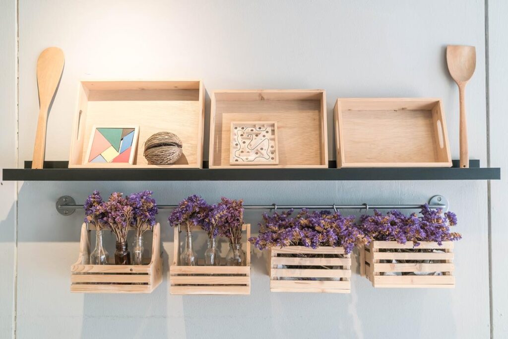 otvorene police sa lavandom