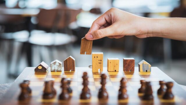 šah pomjeranje figurica na tabli u obliku kućica investicijska strategija