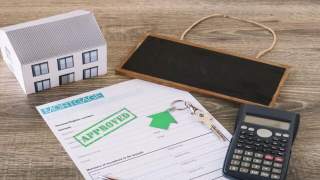 kućica telefon i digitron i ugovor za kupovinu jeftine nekretnine