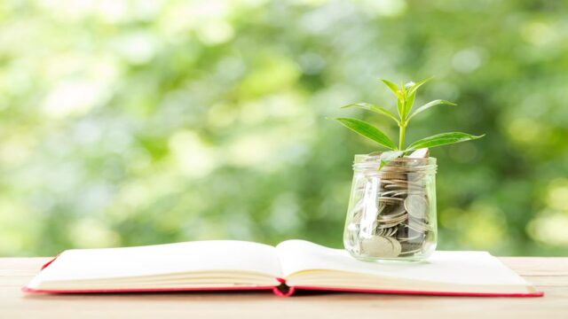 finansiranje koje se isplati knjiga i čaša iz koje raste biljka