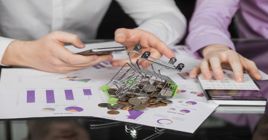 Ljudi drže novac prikupljen od iznajmljivanja nekretnina