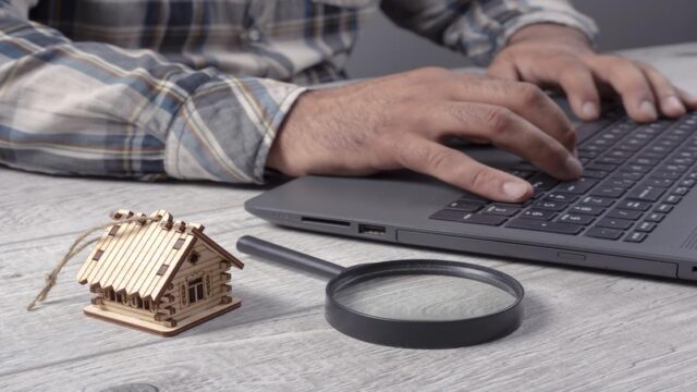 Istražiti koji su pravni aspekti pri kupovini nekretnine na laptopu sa lupom