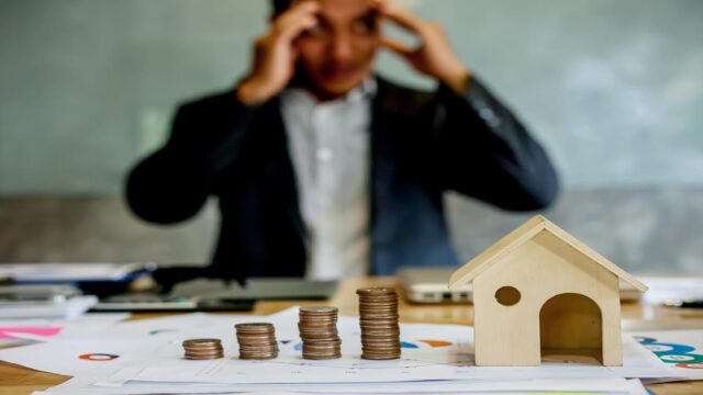 Nekretnine u stečaju prikazane kao kovanice poredane u nizu i na kraju kartonska kućica