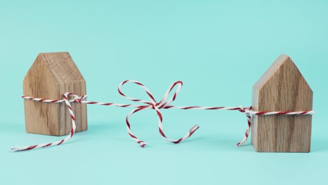 Dvije svezane drvene kućice asocijacijana mlade ljude pri donoženju odluke